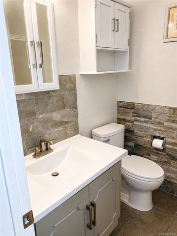 506 Alden Court N, Saint James, NY 11780
