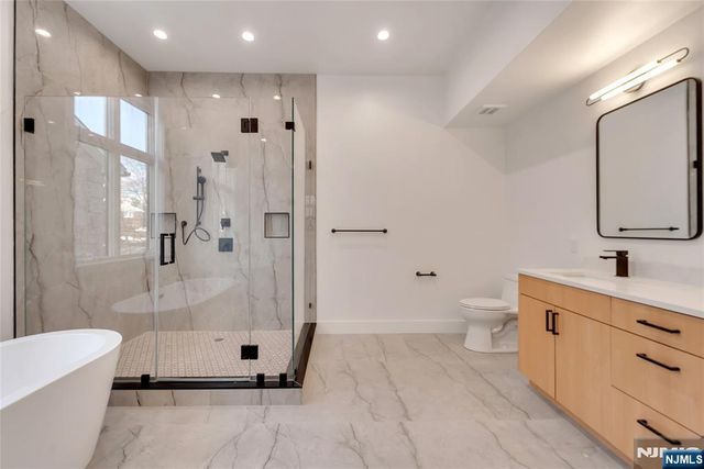 432 Stillwell Avenue B, Fort Lee, NJ 07024