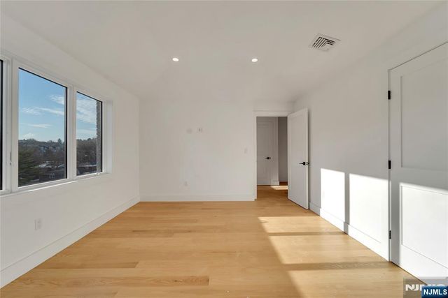 432 Stillwell Avenue B, Fort Lee, NJ 07024