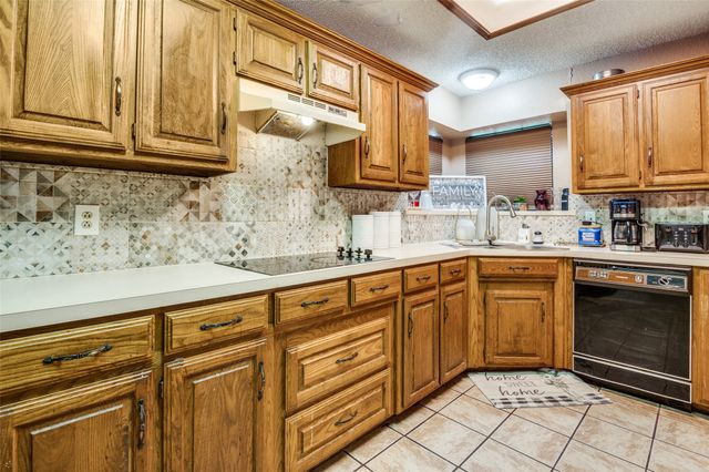 712 Arbor Creek Drive, Desoto, TX 75115