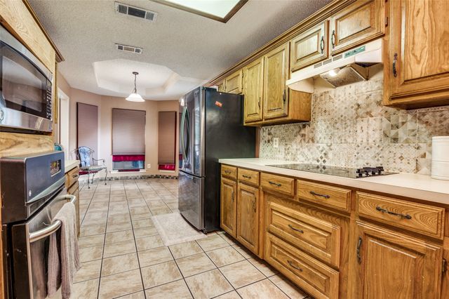 712 Arbor Creek Drive, Desoto, TX 75115