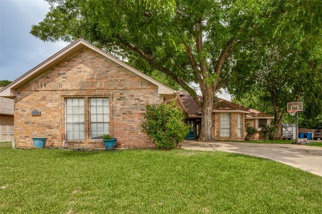 712 Arbor Creek Drive, Desoto, TX 75115