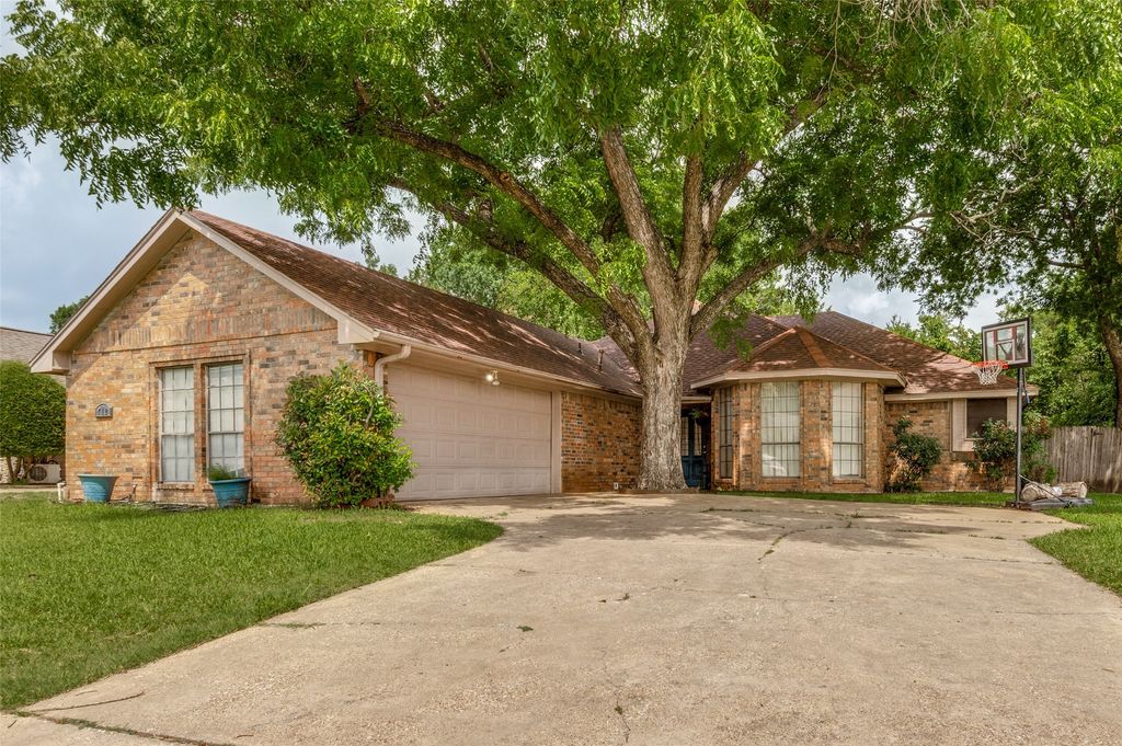 712 Arbor Creek Drive, Desoto, TX 75115