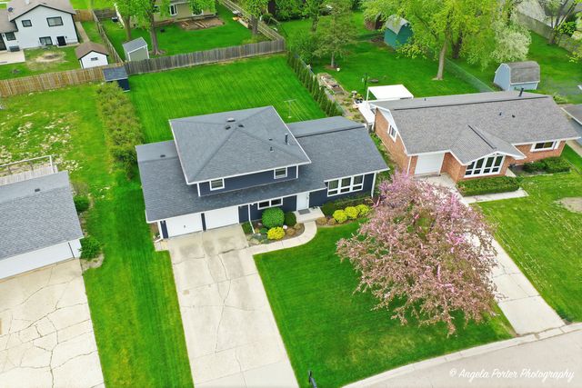 412 Surrey Lane, Lindenhurst, IL 60046