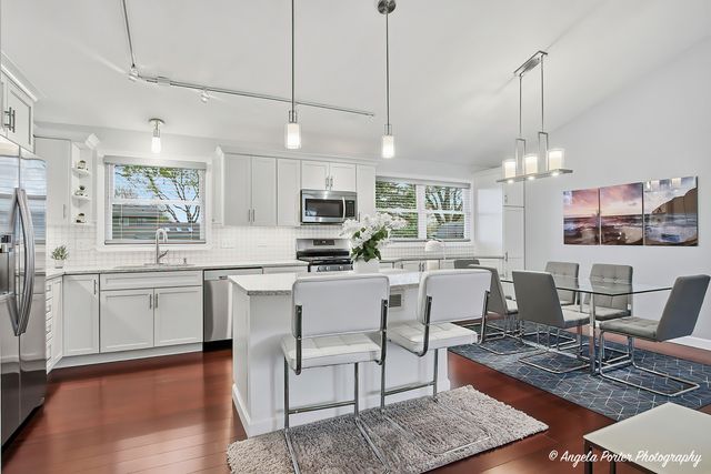 412 Surrey Lane, Lindenhurst, IL 60046