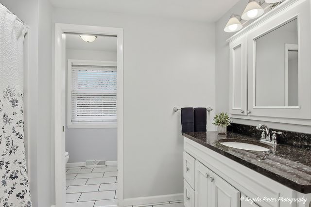412 Surrey Lane, Lindenhurst, IL 60046