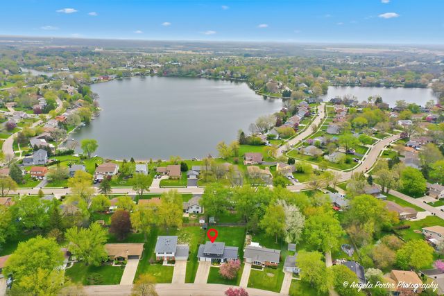 412 Surrey Lane, Lindenhurst, IL 60046