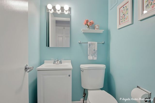 412 Surrey Lane, Lindenhurst, IL 60046