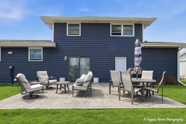 412 Surrey Lane, Lindenhurst, IL 60046