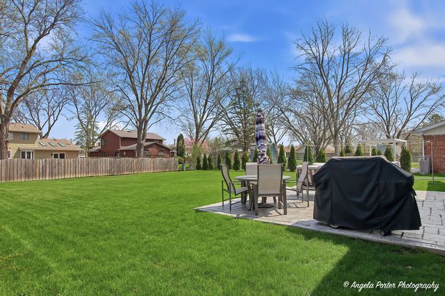 412 Surrey Lane, Lindenhurst, IL 60046