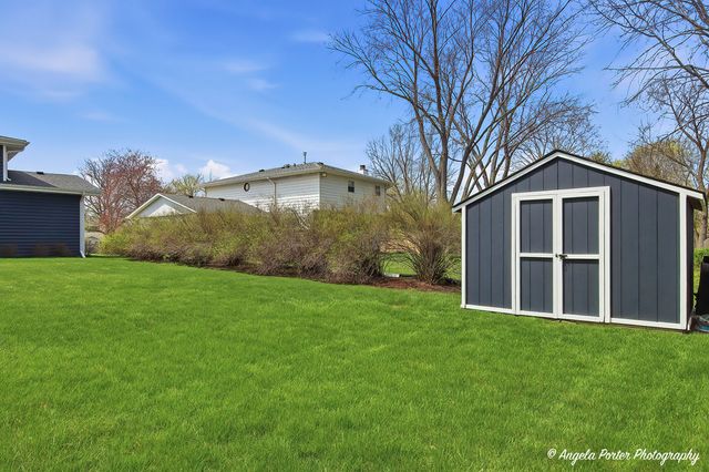 412 Surrey Lane, Lindenhurst, IL 60046