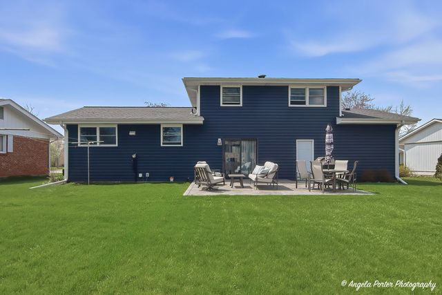 412 Surrey Lane, Lindenhurst, IL 60046