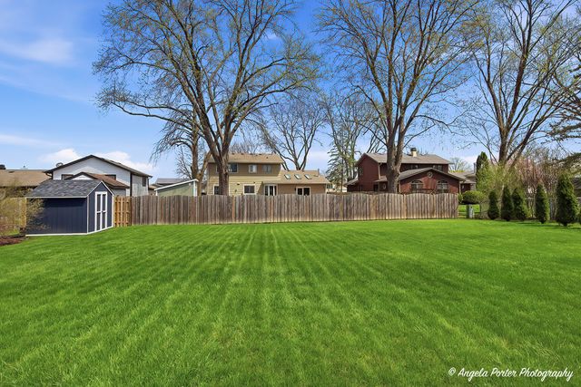 412 Surrey Lane, Lindenhurst, IL 60046