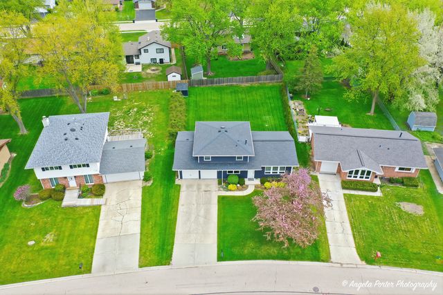412 Surrey Lane, Lindenhurst, IL 60046