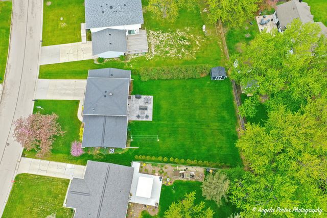 412 Surrey Lane, Lindenhurst, IL 60046