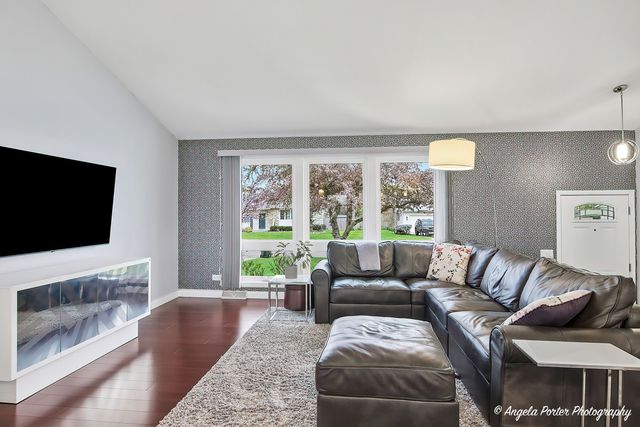412 Surrey Lane, Lindenhurst, IL 60046