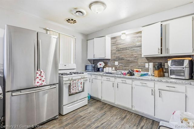 8402 Robindale Avenue, Dearborn Heights, MI 48127