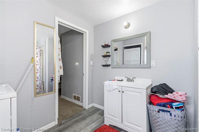 8402 Robindale Avenue, Dearborn Heights, MI 48127