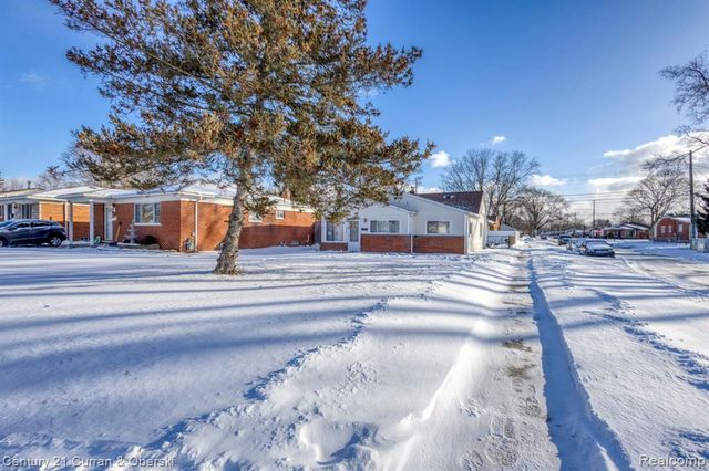 8402 Robindale Avenue, Dearborn Heights, MI 48127