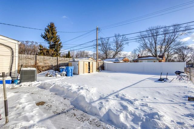 8402 Robindale Avenue, Dearborn Heights, MI 48127