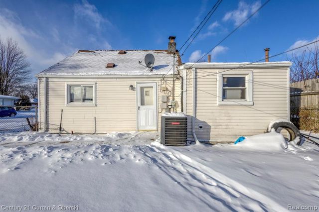 8402 Robindale Avenue, Dearborn Heights, MI 48127