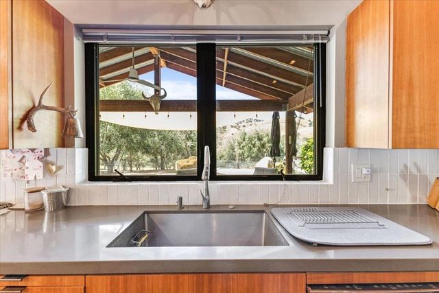 2727 Thomas Road, Hollister, CA 95023