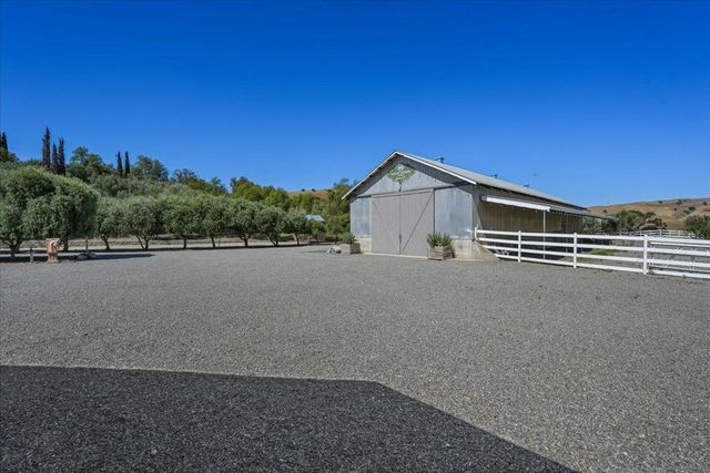 2727 Thomas Road, Hollister, CA 95023