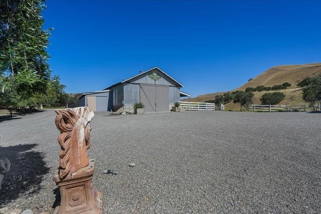 2727 Thomas Road, Hollister, CA 95023