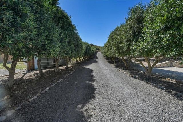 2727 Thomas Road, Hollister, CA 95023