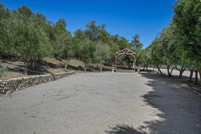 2727 Thomas Road, Hollister, CA 95023