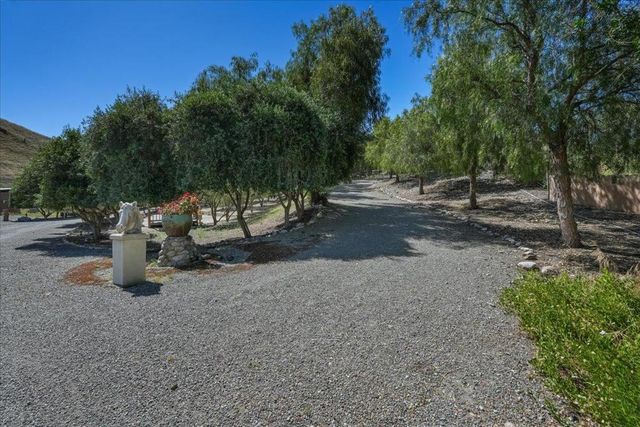 2727 Thomas Road, Hollister, CA 95023