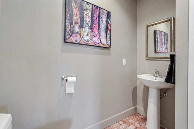 2727 Thomas Road, Hollister, CA 95023