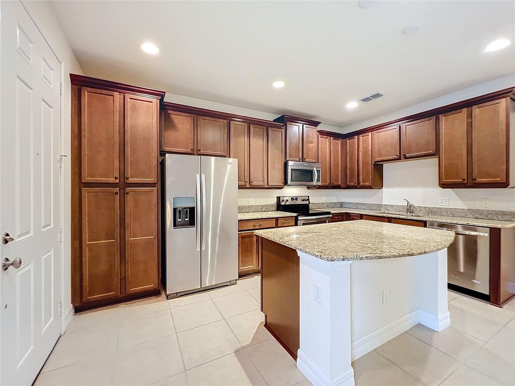 Image 14 of property listing at 10059 EAGLE CREEK CENTER BOULEVARD, Orlando, FL 32832