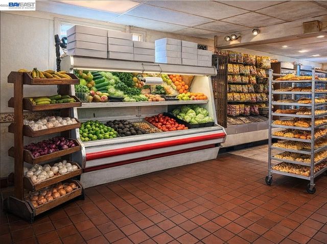 10228 International, Oakland, CA 94603