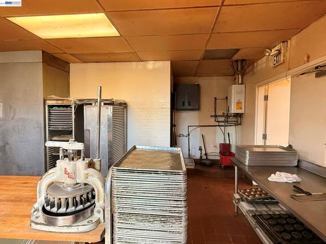 10228 International, Oakland, CA 94603