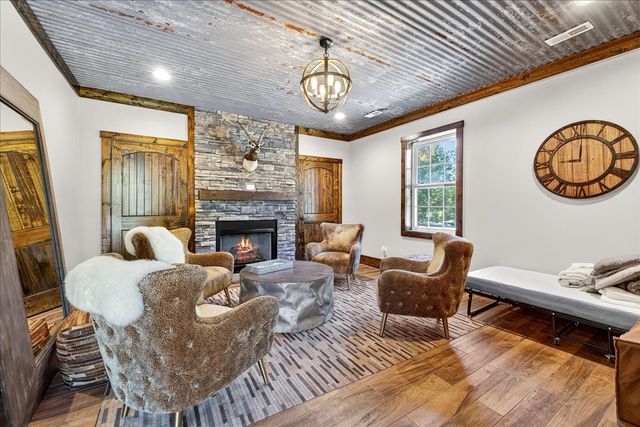 3975 Jarman Hollow Rd, Palmyra, TN 37142