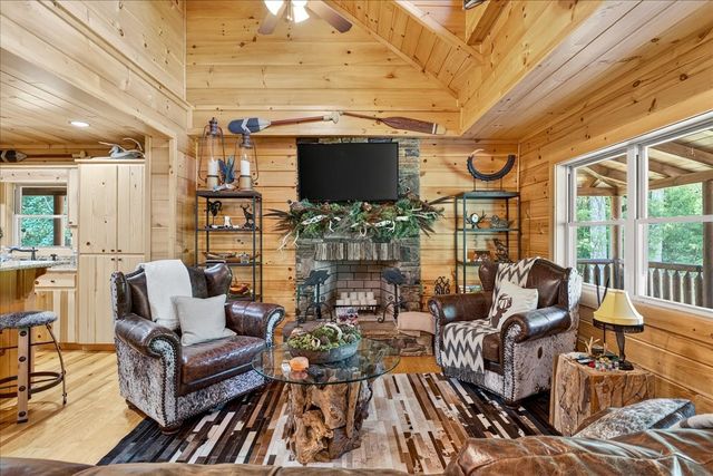 3975 Jarman Hollow Rd, Palmyra, TN 37142