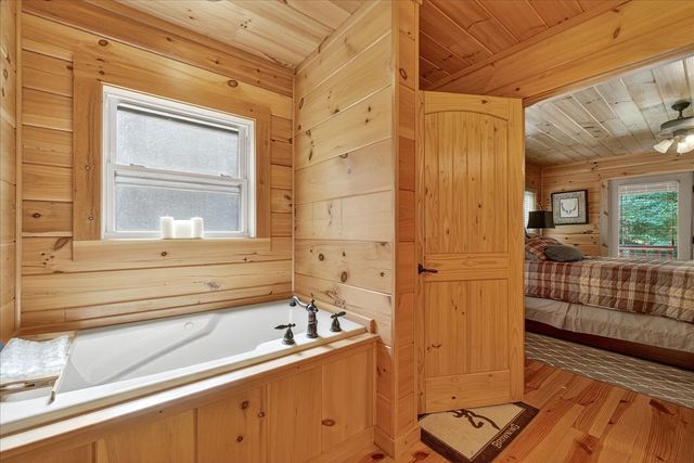 3975 Jarman Hollow Rd, Palmyra, TN 37142