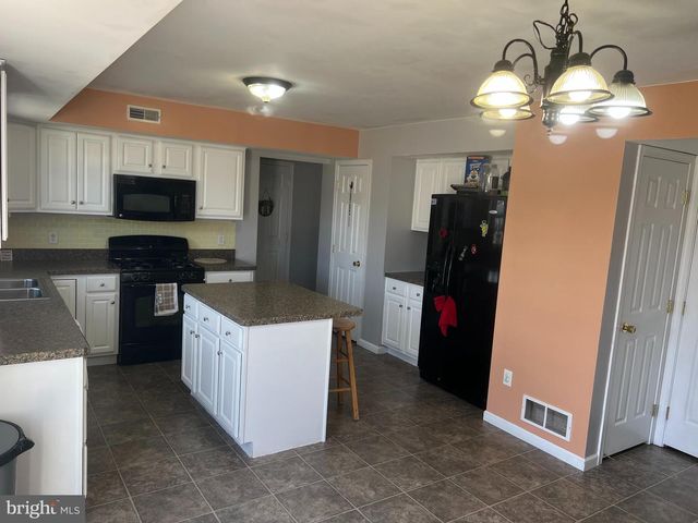 121 NANTUCKET DR, Reading, PA 19605