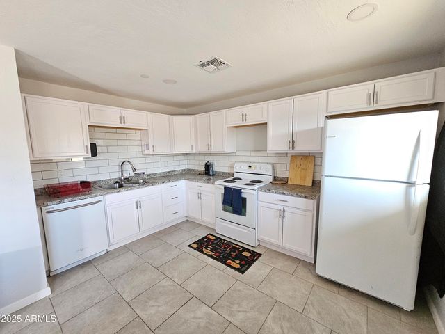 6013 W CLAREMONT Street, Glendale, AZ 85301