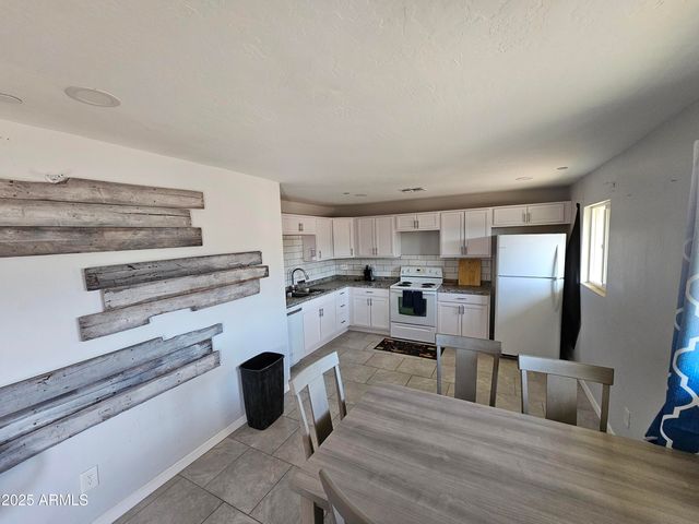 6013 W CLAREMONT Street, Glendale, AZ 85301