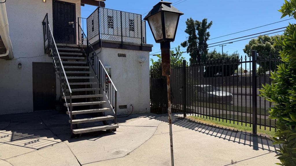 Image 29 of property listing at 2514 E Andrews Avenue, Fresno, CA 93726