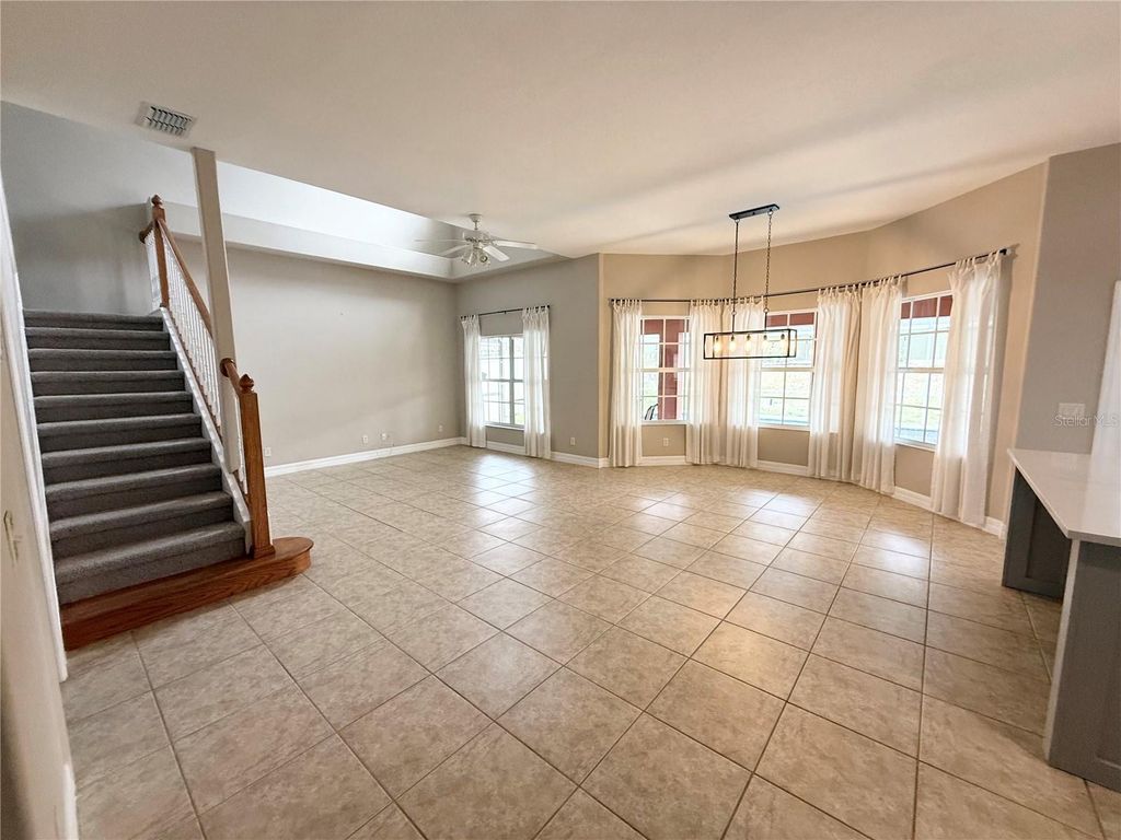 Image 14 of property listing at 104 VISTA LOOP, Davenport, FL 33897