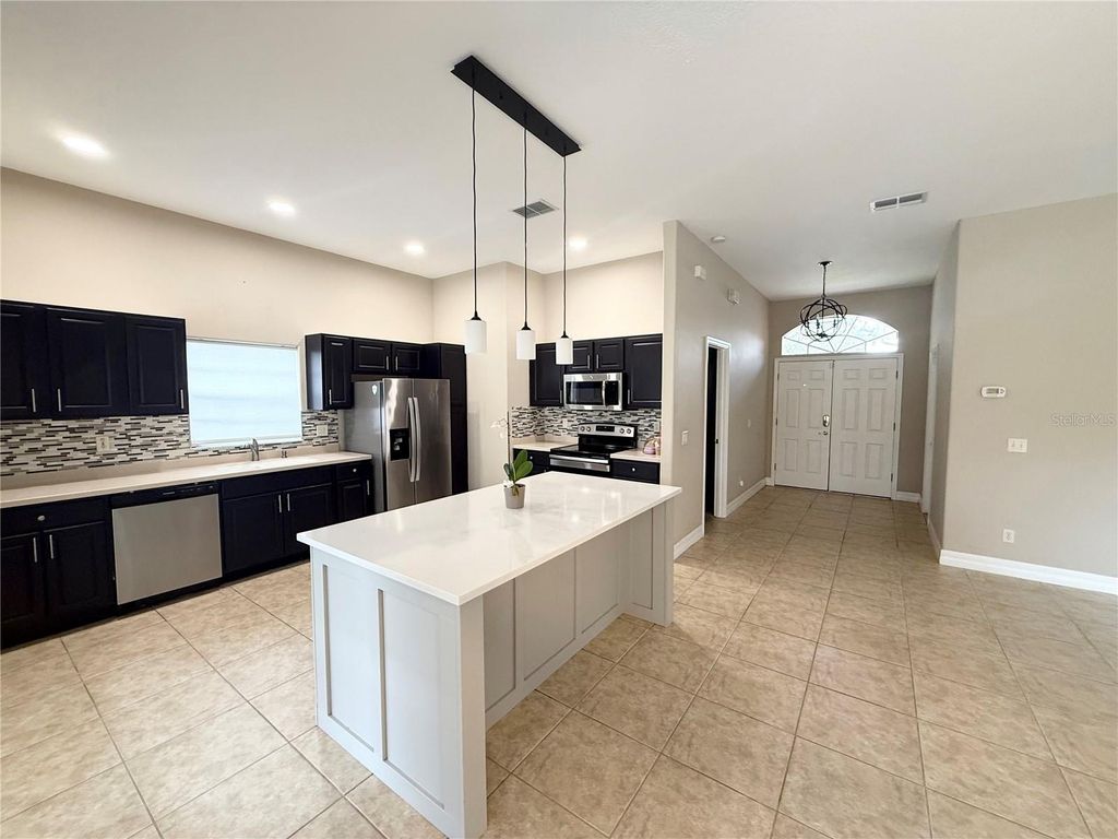 Image 7 of property listing at 104 VISTA LOOP, Davenport, FL 33897