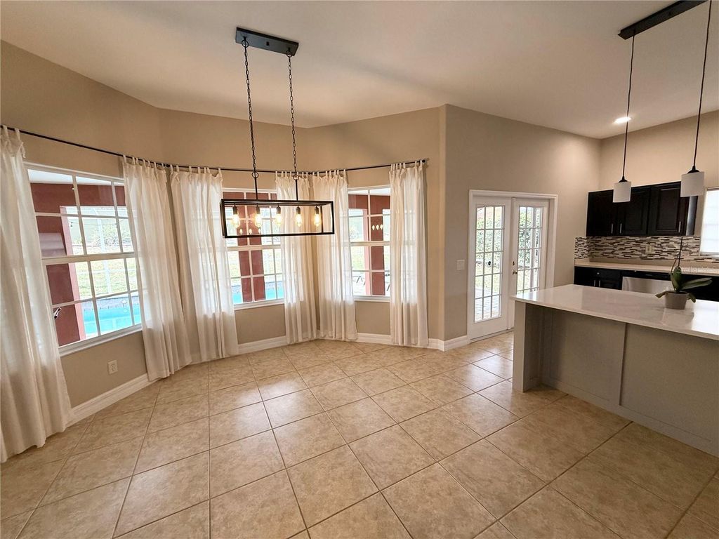 Image 8 of property listing at 104 VISTA LOOP, Davenport, FL 33897