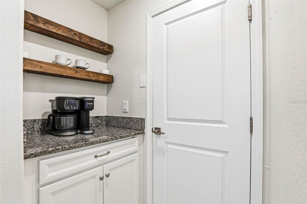 Image 12 of property listing at 6617 CITRUS CREEK LANE, Tampa, FL 33625