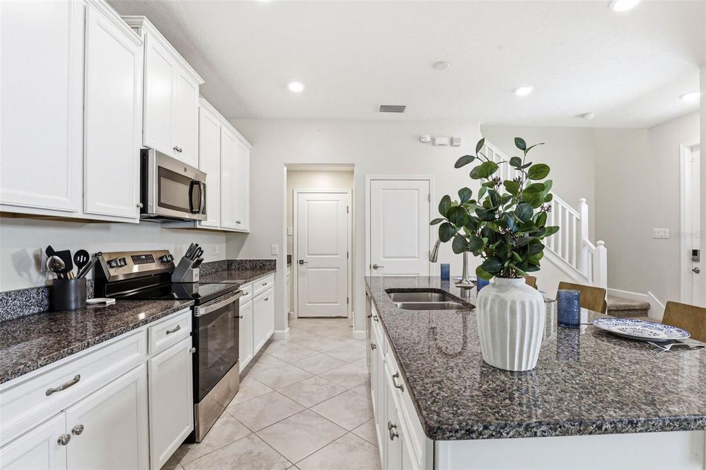 Image 8 of property listing at 6617 CITRUS CREEK LANE, Tampa, FL 33625