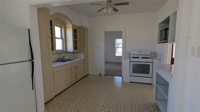 310 S Davis Street, West, TX 76691