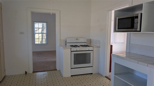 310 S Davis Street, West, TX 76691