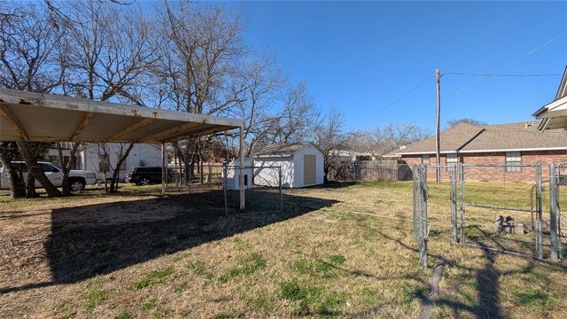 310 S Davis Street, West, TX 76691
